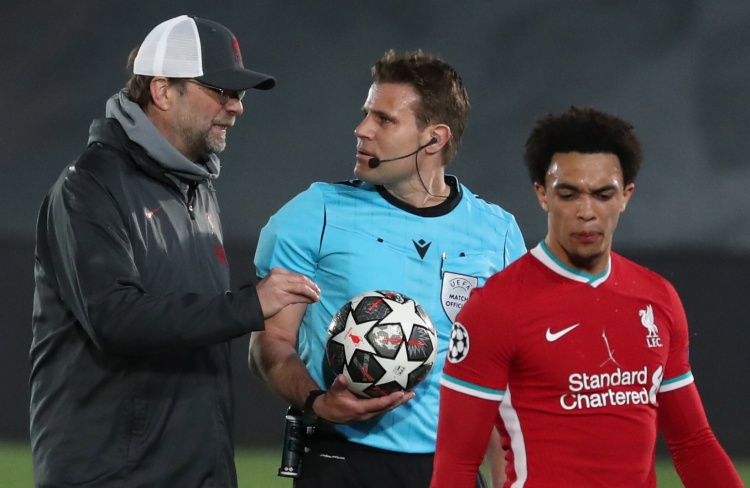 哈登节奏变化让防守崩溃（哈登变速节奏击溃防线）