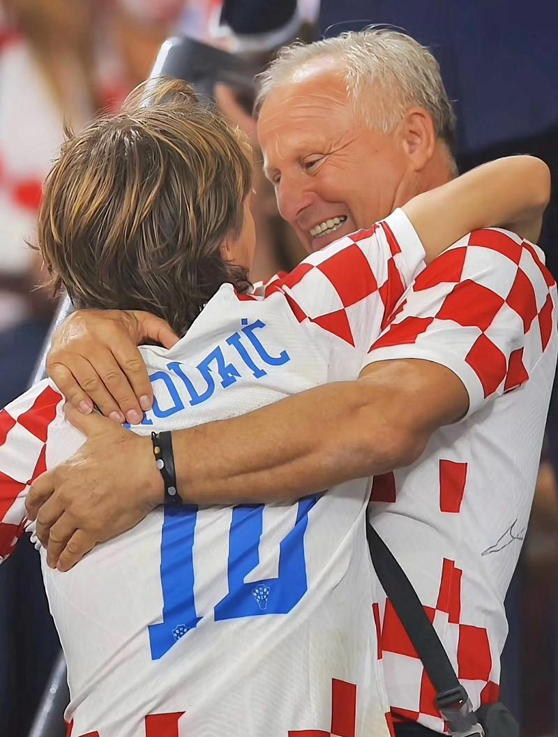 前教练：库普梅纳斯能很好地适应三中卫，斯帕莱蒂非常了解他（前主帅称库普梅纳斯适配三中卫体系，斯帕莱蒂对他非常熟悉）