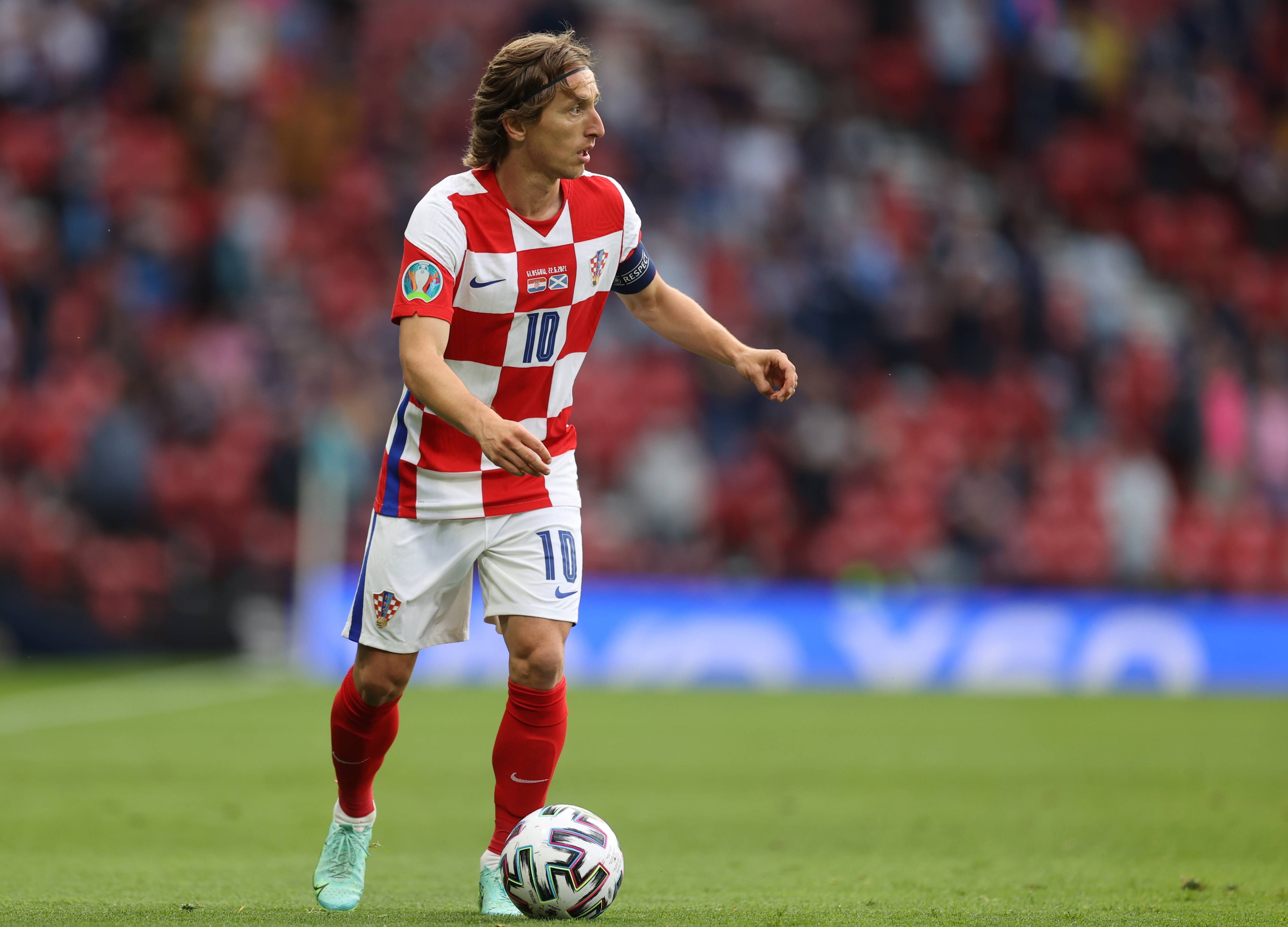 本泽马评选历史最佳阵容：（本泽马心目中的历史最佳阵容揭晓）