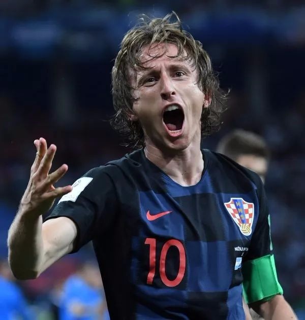 世体：对阵法鹰巴萨共有502人转卖门票，包括11名季票持有者（世体：巴萨战法鹰，502名球迷转售门票，其中11人为季票持有者）