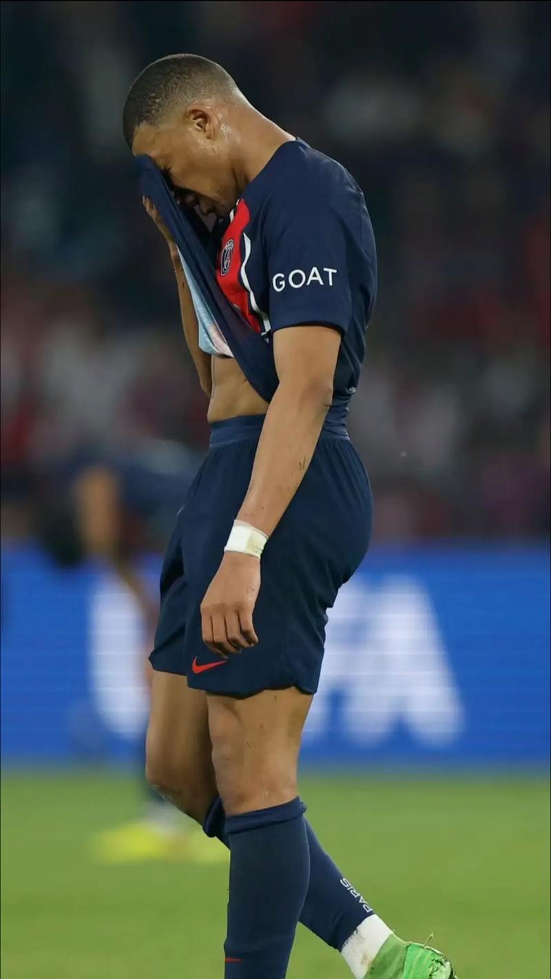 他抬头看了一眼记分牌，笑了（目光掠过记分牌，他笑了）